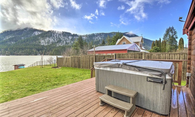 Eatonville Cabina | Lakefront Cabin w/ Stunning Mountain Views & Dock!