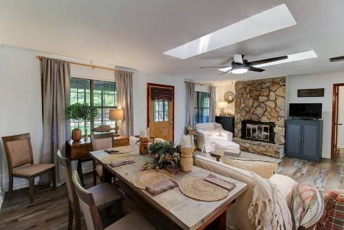 Shreveport Casa | Lakefront Cabin With Fireplace, Firepit & Kayaks