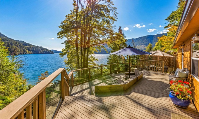 Hoodsport Cabina | Lakefront Cabin. Private Dock. Spacious Deck.