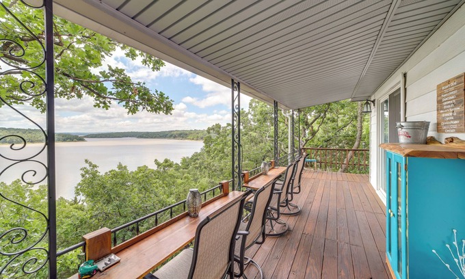 Longtown Casa | Lakefront Canadian Gem: Fire Pit, Decks & Grills