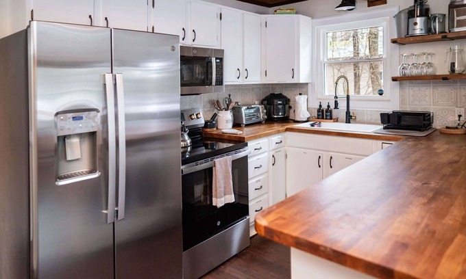 Tobyhanna Chalet De Esquí | Lakefront Chalet - 3BR, Private Dock, Sleeps 10