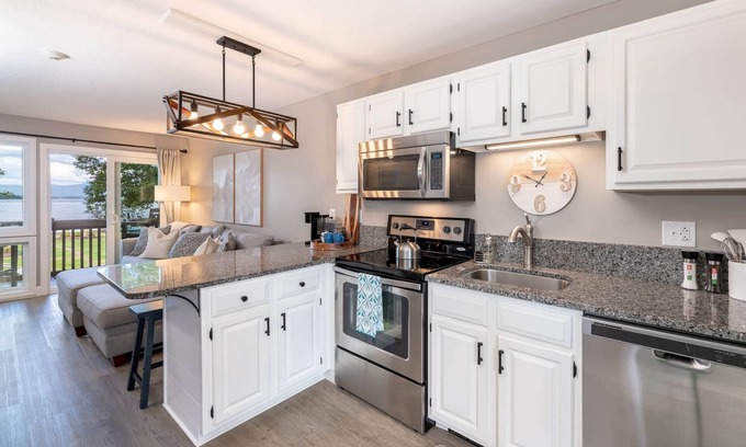 Gilford Condominio | Lakefront Condo-Foliage and VIEWS