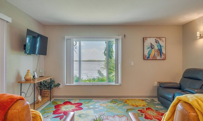 Casselberry Condominio | Lakefront Condo w/ Pool & Views: 7 Mi to Orlando!