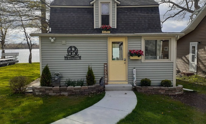 Laingsburg Cabina | Lakefront cottage, close to E. Lansing. MSU, weddings, golf. Sleeps 2-4. Fish!!