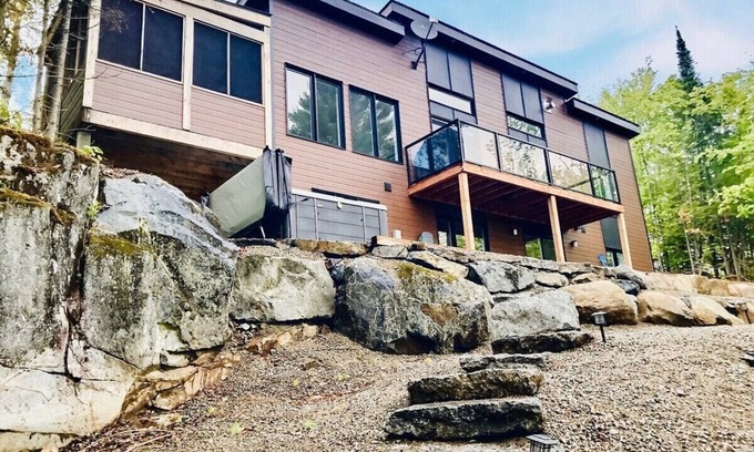 Chertsey Cabaña | Sunny Lakefront Cottage | Kayaks, Hot Tub, BBQ