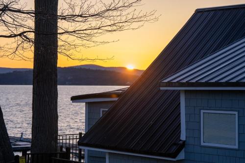 Malletts Bay Casa | Lakefront Cottage in Colchester