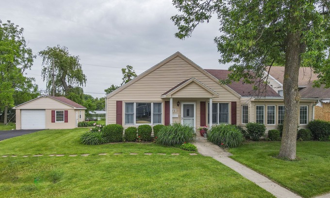 Manteno Cabaña | Lakefront Cottage Sleeps 6