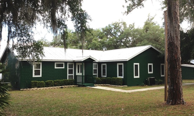 Edgar Casa | Lakefront Country Haven, cerca de Ocala & Forest: ¡con canoa, chalecos salvavidas y parrilla!
