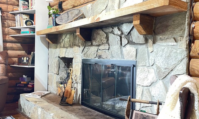 Dewy Rose Cabina | Lakefront Cozy Cabin at The Blueberry Farm