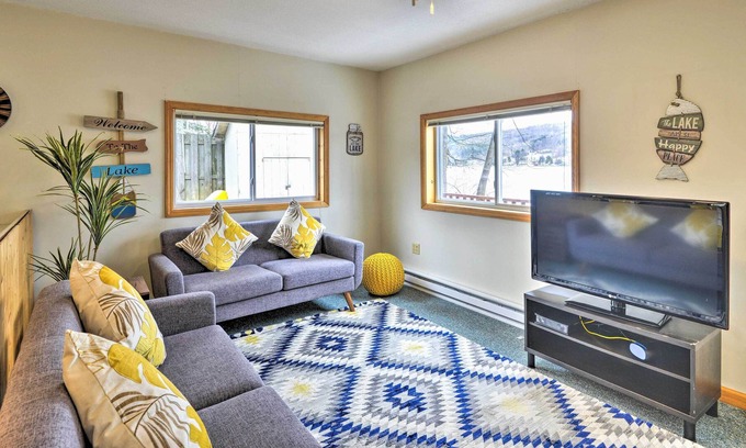 De Ruyter Cabaña | Lakefront DeRuyter Cottage w/ Dock & Hot Tub!