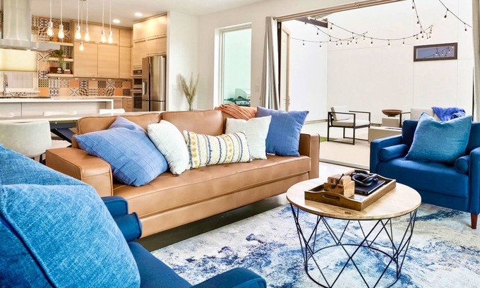 Sloan Lake Casa | LAKEFRONT DREAM HOUSE!! LOCATION! 5 MIN TO DOWNTOWN! 3 MIN TO DODGERS STADIUM!