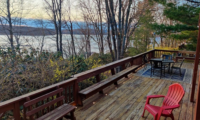 Greentown Casa | ★ Lakefront Escape on Lake Wallenpaupack ★