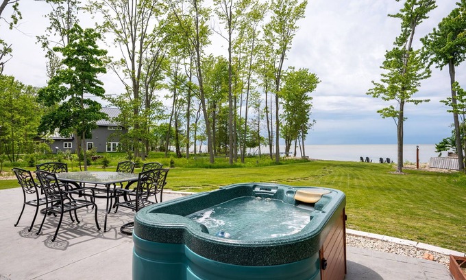 Brussels Casa | Lakefront Fall Escape Hot Tub Kayaks + Dogs!