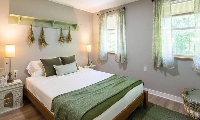 Warsaw Casa | Cozy Lake House - French Riviera-Style - Sleeps 8!