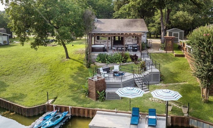 Tool Casa | Lakefront Getaway w/Kayaks, Movies from Hot Tub