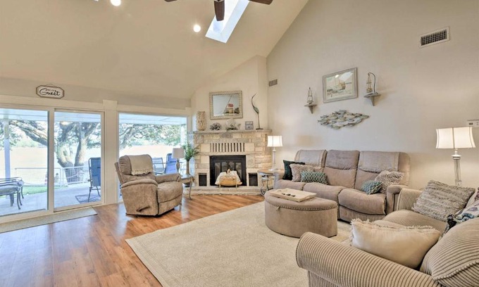 Granbury Casa | Lakefront Granbury Getaway Boat, Swim and Fish