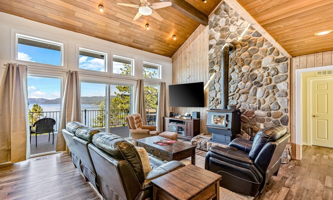 Worley Casa | Casa frente al lago en el lago Coeur d'Alene con tranvía, muelle, kayaks, SUP y cubiertas.