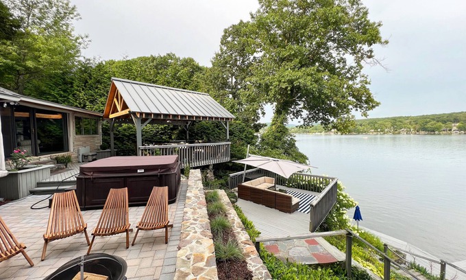 Hewitt Casa | Lakefront home on Greenwood Lake