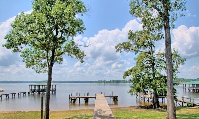 Milam Casa | Lakefront Home - Relaxing Escape