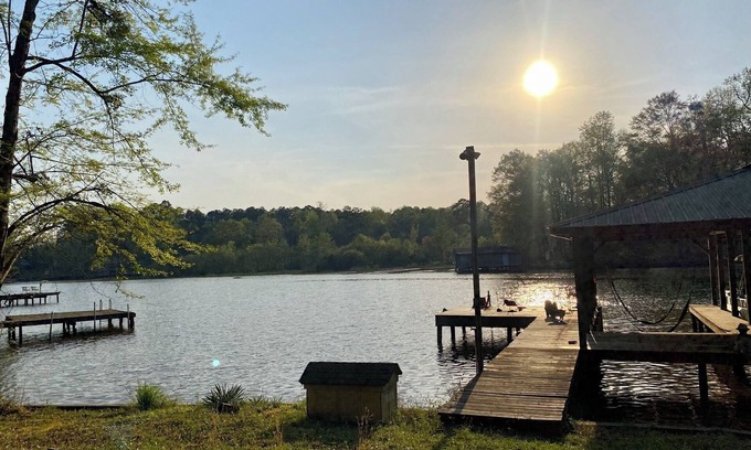 Eatonton Casa | Lakefront Home w/ Covered Boat Slip & Fast Internet on Lake Sinclair