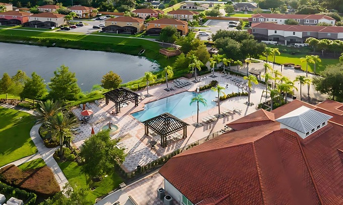 Kissimmee Casa | Lakefront Home w Pool Loft Cinema Games BBQ