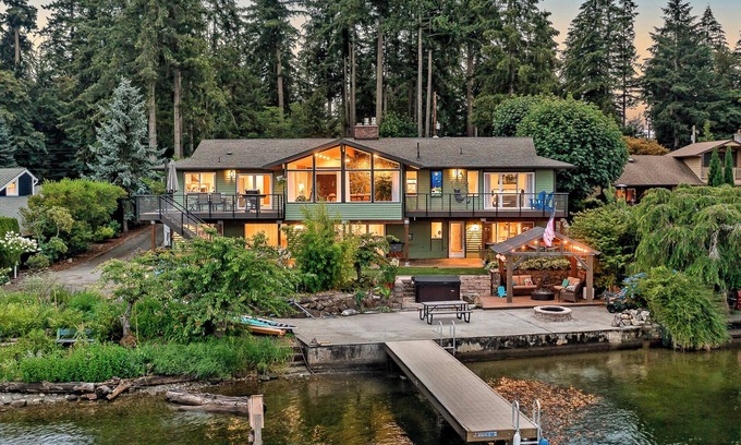 Lake Morton-Berrydale Casa | Lakefront Home with Hot Tub, Kayaks, Fire Pit, & Breakfast Included