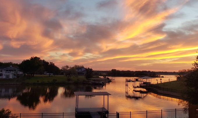 Dennis Casa | Lakefront Home with dock, 5 Kayaks! 3 miles to Granbury Square