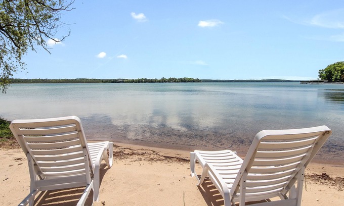 Rapid City Casa | Frente a la playa de Paradise View Elk Lake Home - Pontón incluido - deslizamiento de barco disponible