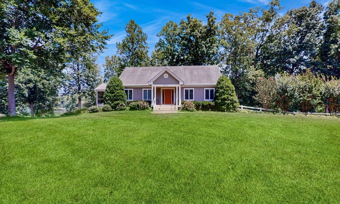 Livingston Casa | Lakefront house with breathtaking views, private dock & boat launch