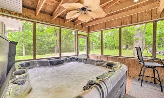 Almo Cabaña | Lakefront, Jet ski, or Boat rentals and a hot tub!