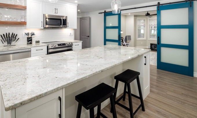 Halifax County Apartamento | Lakefront King bed w/ lux hot tub.