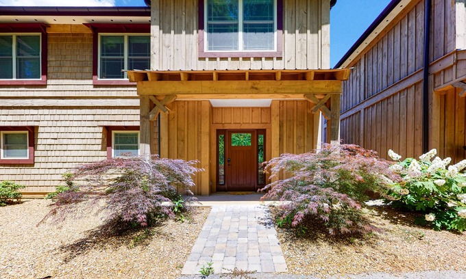 Andersonville Condominio | Lakefront Living w/ Free Attraction Tickets, Gas Fireplace, Deck, & Boat Slip