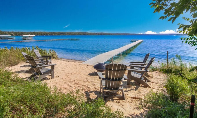 Leland Cabaña | LAKEFRONT Location Location Location High Quality Experience 2.3 miles 2 Leland