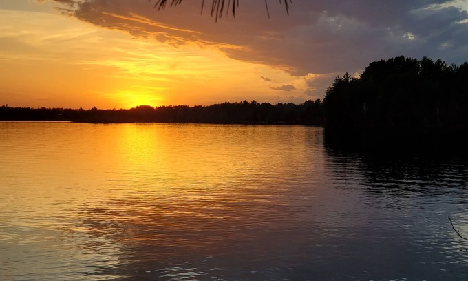 Tomahawk Cabina | Lakefront Lodging, Beach, Fire Pit, Bar & Grill, Rentals, Live Music, Trails