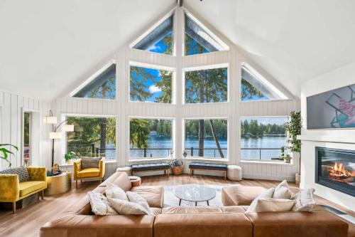 Grapeview Casa | Lakefront Luxury Hot Tub Dock Canoe SUPs Firepits an Stunning Nature Views