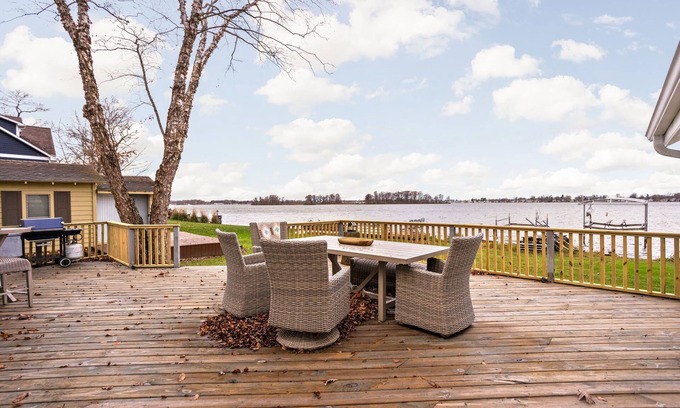Rochester Casa | Lakefront Luxury on Lake Manitou - Modern Comforts & Stunning Views