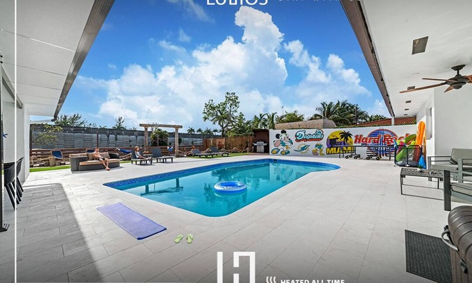 Miami Gardens Casa | Lakefront Mansion 7BR Pool 5min to Hard Rock