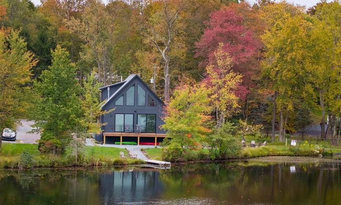 Gouldsboro Casa | Lakefront Modern Chalet with Multiple King Beds