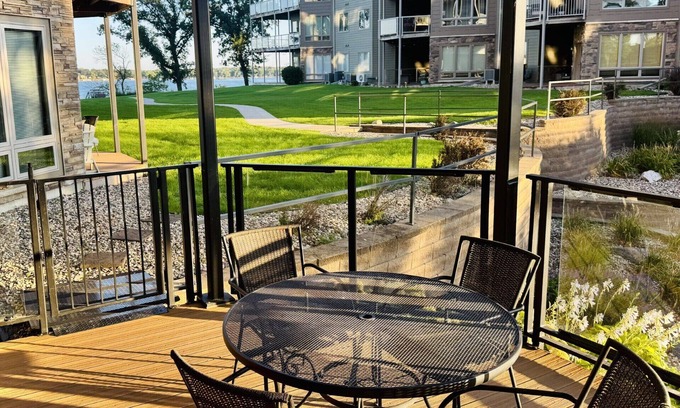 Arnolds Park Condominio | Okoboji Bridges Bay Lakefront Condo