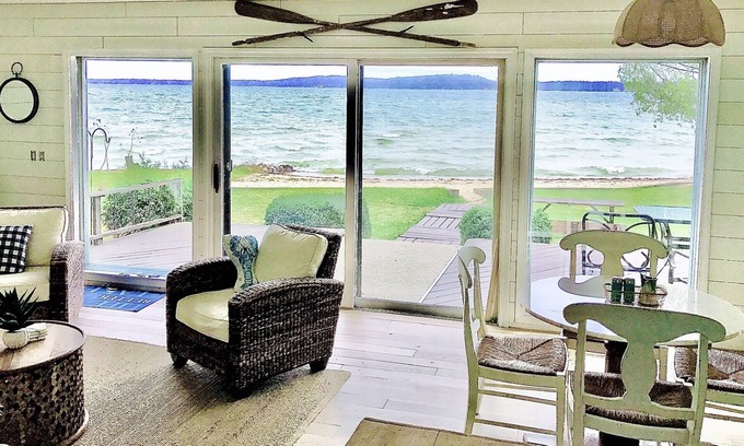 Beulah Casa | LAKEFRONT- en Big Platte Lake- COZY MODERN VINTAGE RETREAT