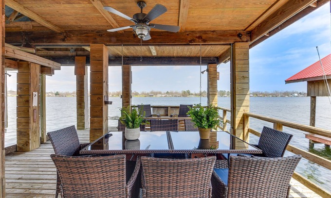 Oscar Casa | Lakefront Oscar Home w/ Game Room + Boat Dock!