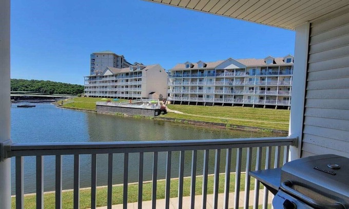 Kaiser Condominio | Lakefront Parkview Bay 3BR/2bath Condo, 3 Pools