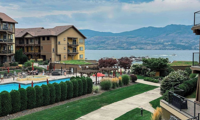Central Okanagan Condominio | **LAKEFRONT + POOL VIEW** 3br/2bath Spacious + Beautiful Condo