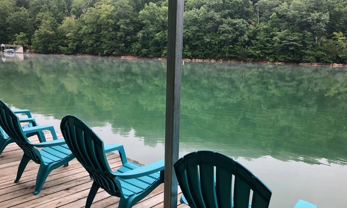 Flat Hollow Marina Casa | LAKEFRONT~ PRIVATE DOCK~ WiFi~ CLOSE TO MARINA~ HOT TUB~ No-Wake Cove~ 6BD,3BA