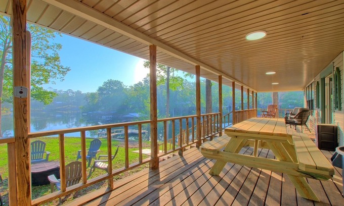South Toledo Bend Casa | Lakefront property on popular Skiers Cove in Toledo Village, South Toledo Bend.