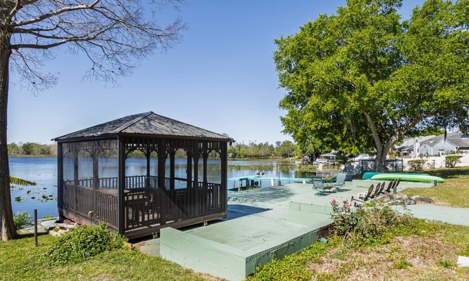 Casselberry Casa | Lakefront Retreat ~ Kayak ~ Fish ~ Relax ~ Unwind