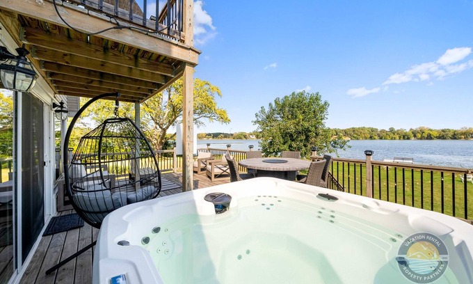 Salem Lakes Casa | Lakefront Retreat with Hot Tub