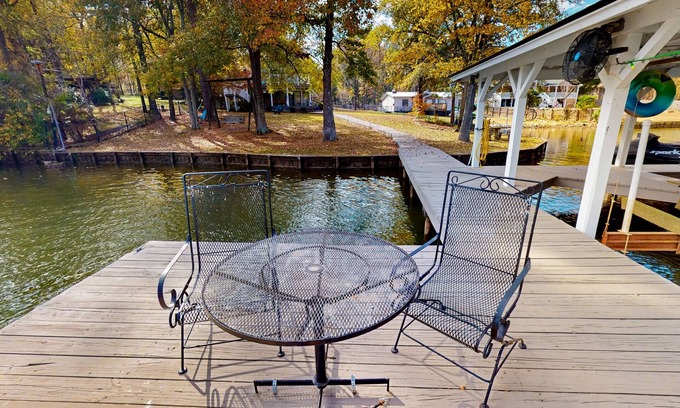 Eatonton Cabina | Lakefront retreat with kayaks, grill, games, open interior, & W/D - dog-friendly