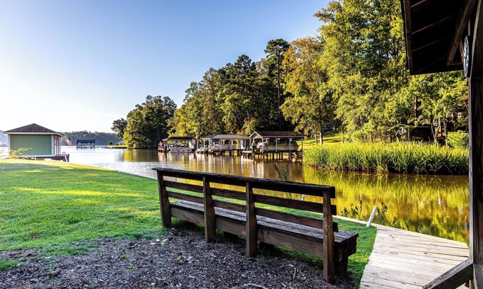 Lake Oconee Casa | Lakefront retreat with private dock & bunk room – perfect for families