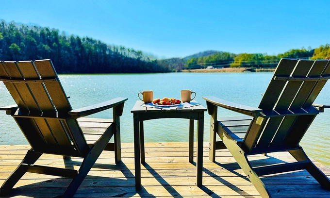 Cedar Bluff Casa | Lakefront|Sauna|Hot Tub|Fire Pit|Kayaks and more!